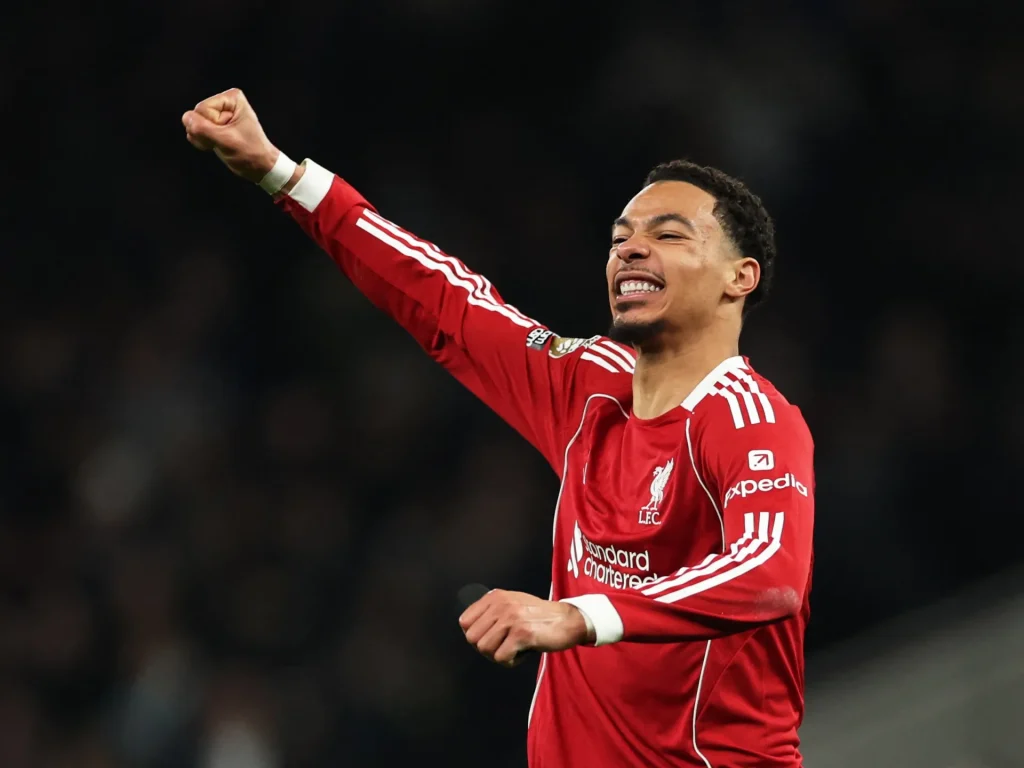 Ekitike e Isak aiutano il Liverpool a superare il Tottenham in nove uomini