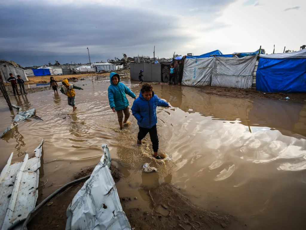 Forti piogge allagano le tende che ospitano gli sfollati, accumulando miseria su Gaza | Notizie sul conflitto Israele-Palestina