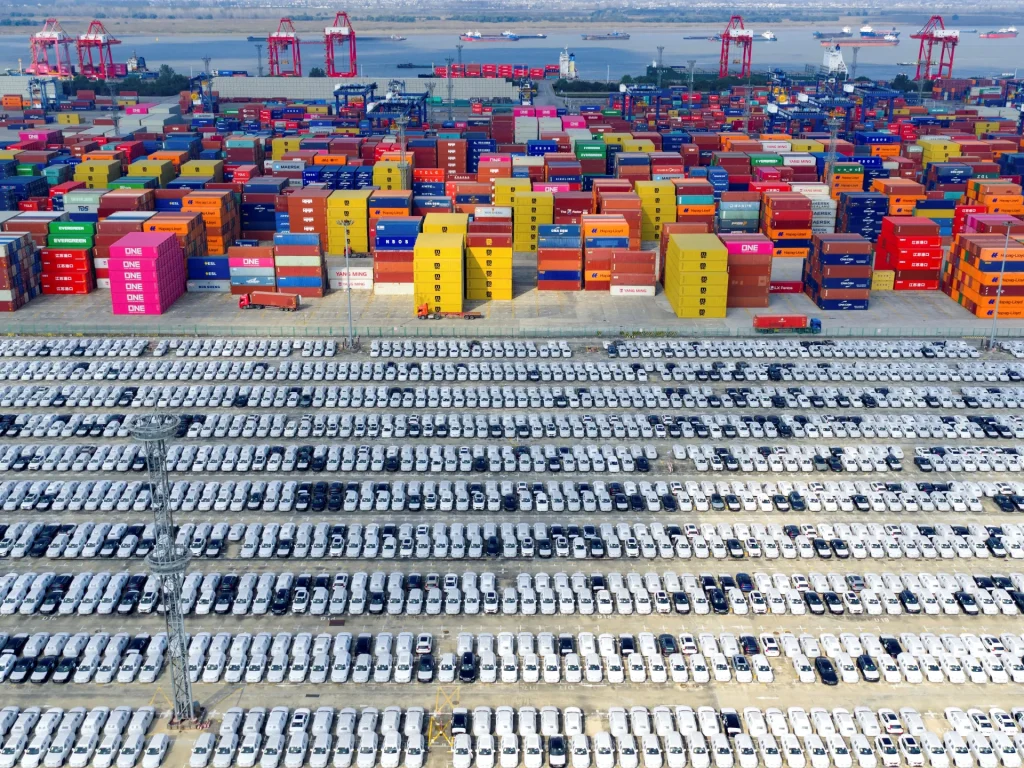 Il surplus commerciale della Cina supera per la prima volta i 1 trilione di dollari in un contesto di manovra volta a contrastare la tregua degli Stati Uniti