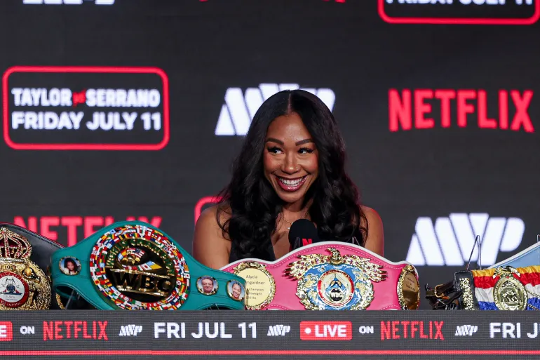 Alycia Baumgardner reagisce.