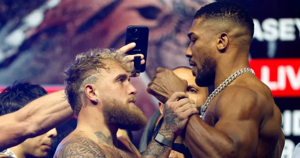 Jake Paul e Anthony Joshua intervengono prima dell'incontro di boxe di successo