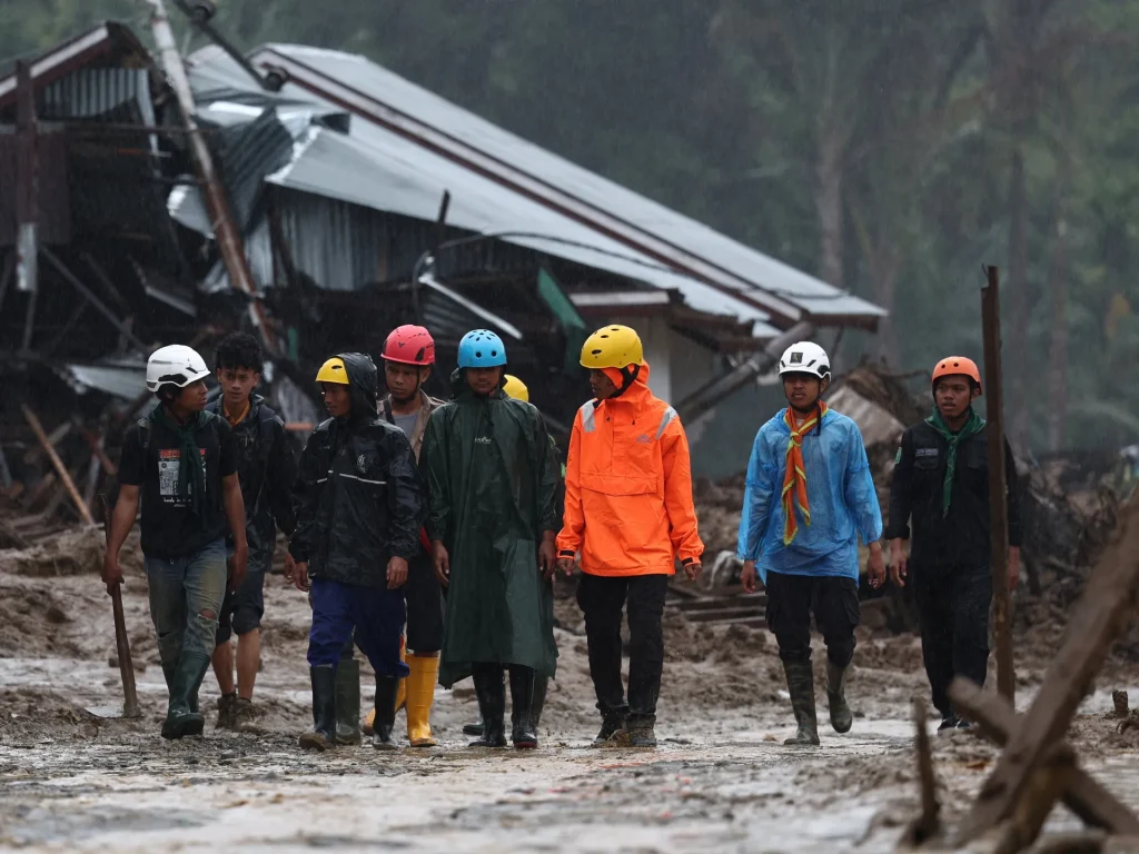 L’Indonesia conta i costi umani mentre risuonano sempre più allarmi sui cambiamenti climatici