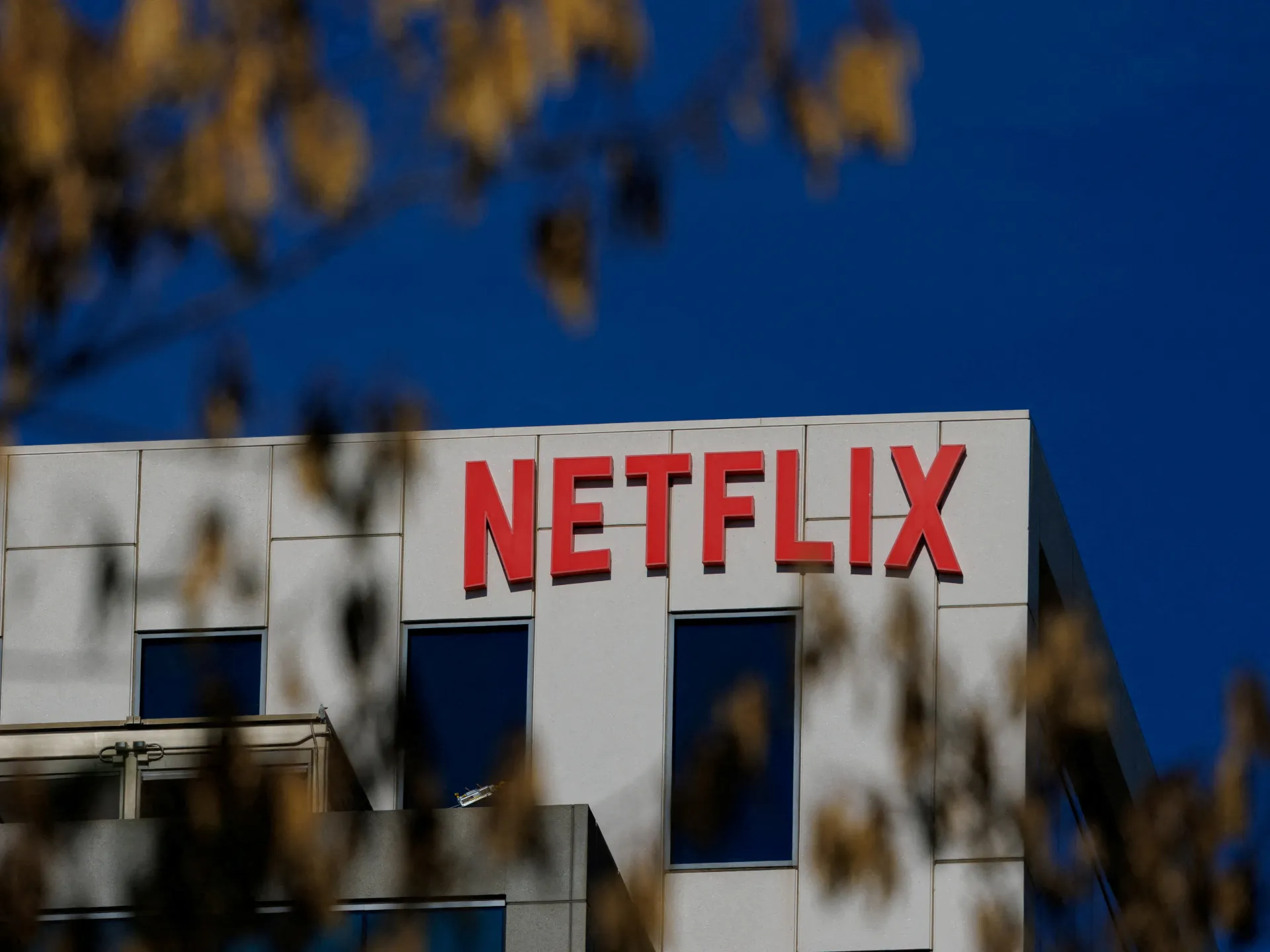 Netflix acquisirà Warner Bros Discovery, sollevando preoccupazioni antitrust