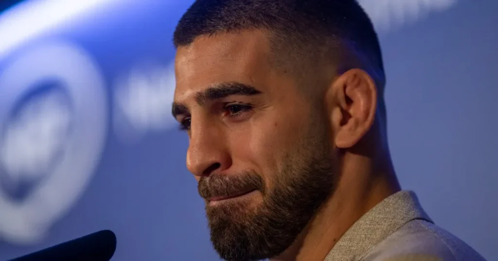 Topuria afferma che dietro l'assenza all'UFC 324 ci sono "false accuse di abusi domestici".