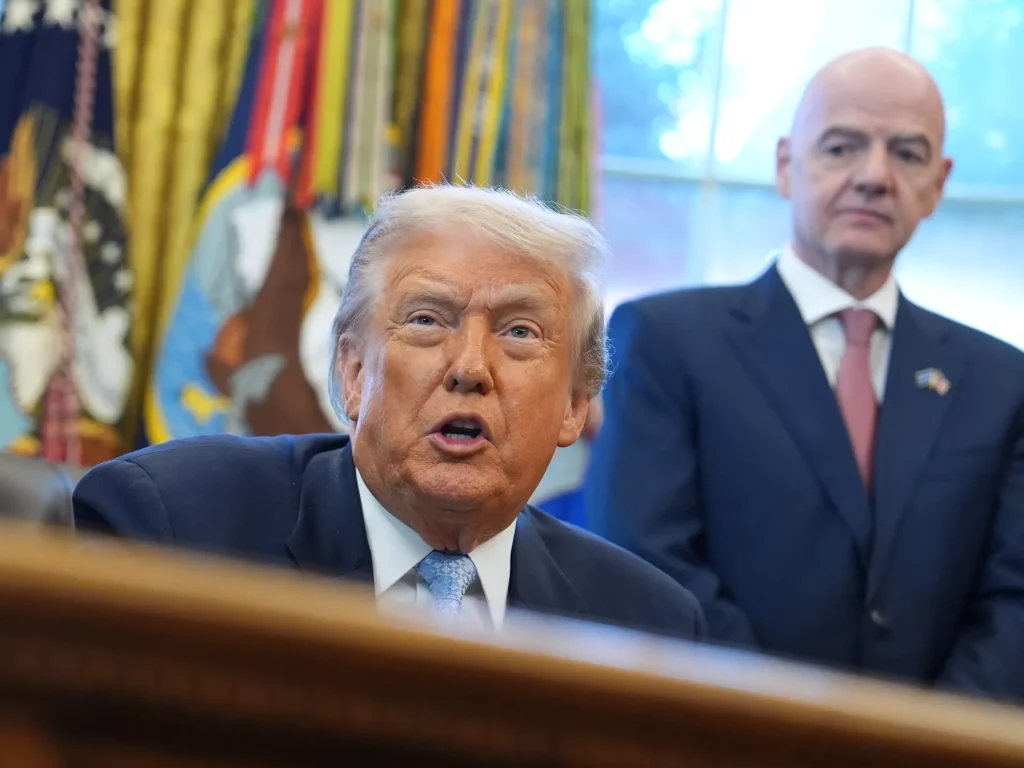 Trump propone regole più deboli sul chilometraggio dei veicoli, tagliando le politiche climatiche