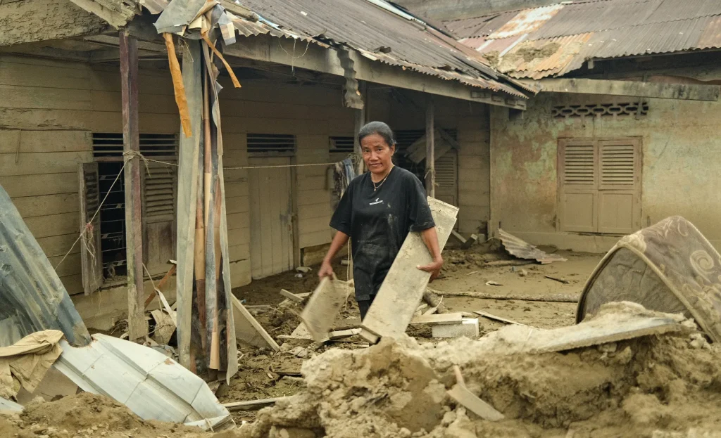 Inondazioni mortali devastano l'Indonesia, lasciando famiglie sfollate e senza casa | Notizie sulle inondazioni