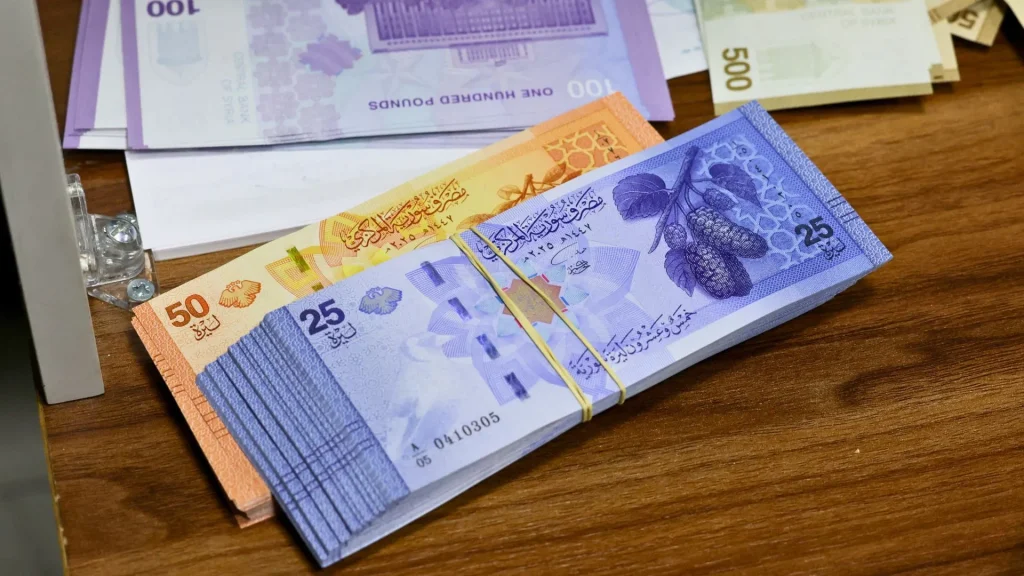 La nuova valuta siriana rimuove le immagini della famiglia Assad e cerca di rilanciare l'economia