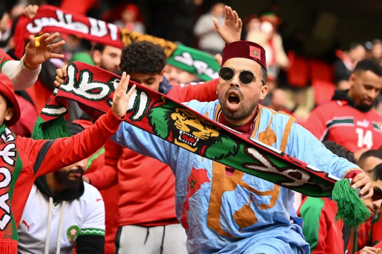 I tifosi del Marocco esultano prima della partita di calcio degli ottavi di finale della Coppa d'Africa (CAN) tra Marocco e Tanzania allo stadio Prince Moulay Abdallah di Rabat il 4 gennaio 2026. (Foto di SEBASTIEN BOZON / AFP)