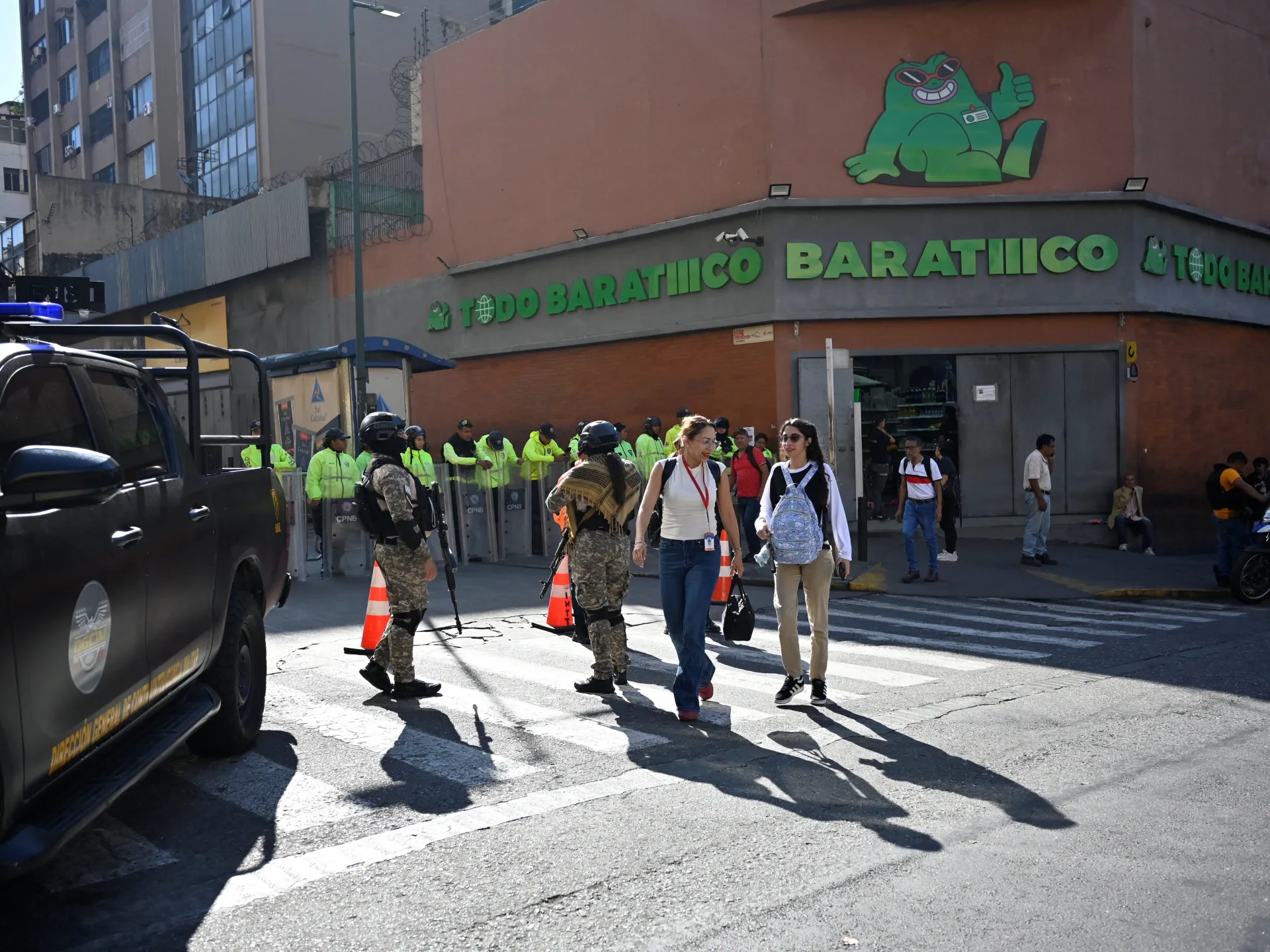 Aumenti dei prezzi, code e tensione: gli acquirenti venezuelani sono a disagio dopo i bombardamenti statunitensi