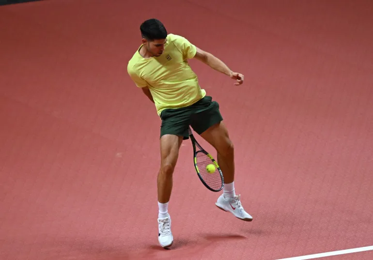 Lo spagnolo Carlos Alcaraz torna contro l'italiano Jannik Sinner durante la partita di tennis dell'esibizione all'Inspire Arena di Incheon il 10 gennaio 2026. (Foto di Jung Yeon-je / AFP)