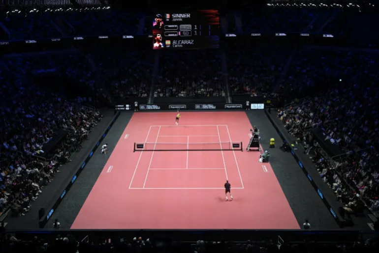 Lo spagnolo Carlos Alcaraz (in alto) serve l'italiano Jannik Sinner durante la partita di tennis all'Inspire Arena di Incheon il 10 gennaio 2026. (Foto di Jung Yeon-je / AFP)