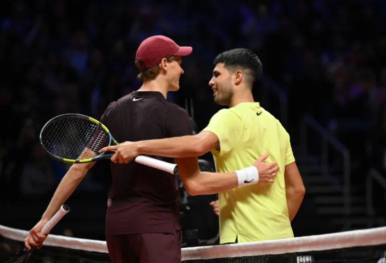 Lo spagnolo Carlos Alcaraz (a destra) stringe la mano all'italiano Jannik Sinner (a sinistra) dopo la partita di tennis all'Inspire Arena di Incheon il 10 gennaio 2026. (Foto di Jung Yeon-je / AFP)