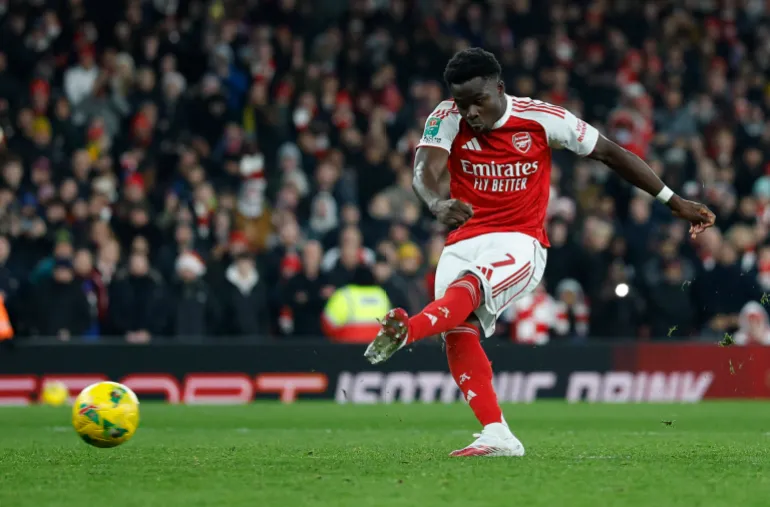 Bukayo Saka in azione.