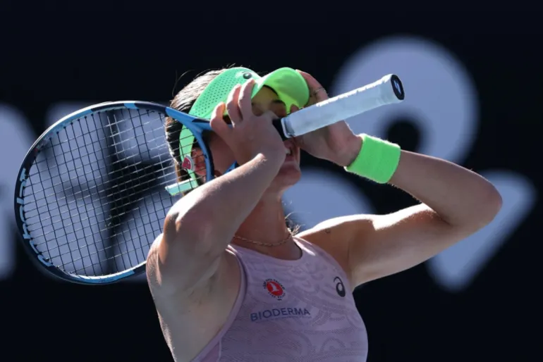 Zeynep Sonmez della Turchia festeggia la vittoria contro Ekaterina Alexandrova della Russia durante la partita del singolare femminile il primo giorno del torneo di tennis Australian Open a Melbourne il 18 gennaio 2026. (Foto di DAVID GRAY / AFP) / -- IMMAGINE RISERVATA ALL'USO EDITORIALE - STRETTAMENTE NON PER USO COMMERCIALE --