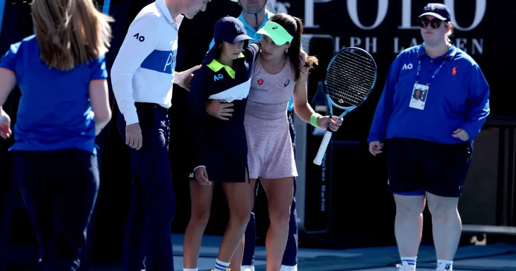 Sonmez di Turkiye aiuta la raccattapalle ed entra nel secondo turno dell'Australian Open