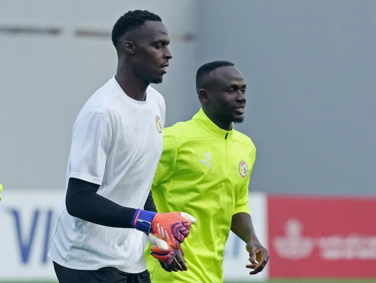 Edouard Mendy e Sadio Mané in azione.