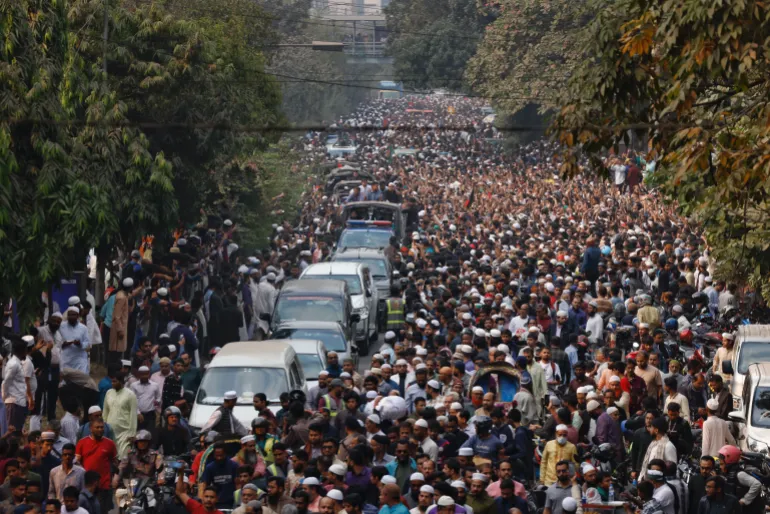 La gente piange mentre si unisce alla preghiera funebre per Sharif Osman Hadi, un leader studentesco, morto dopo essere stato colpito alla testa, nell'area dell'edificio del Parlamento di Manik mia Avenue, a Dhaka, Bangladesh, il 20 dicembre 2025. REUTERS/Mohammad Ponir Hossainz