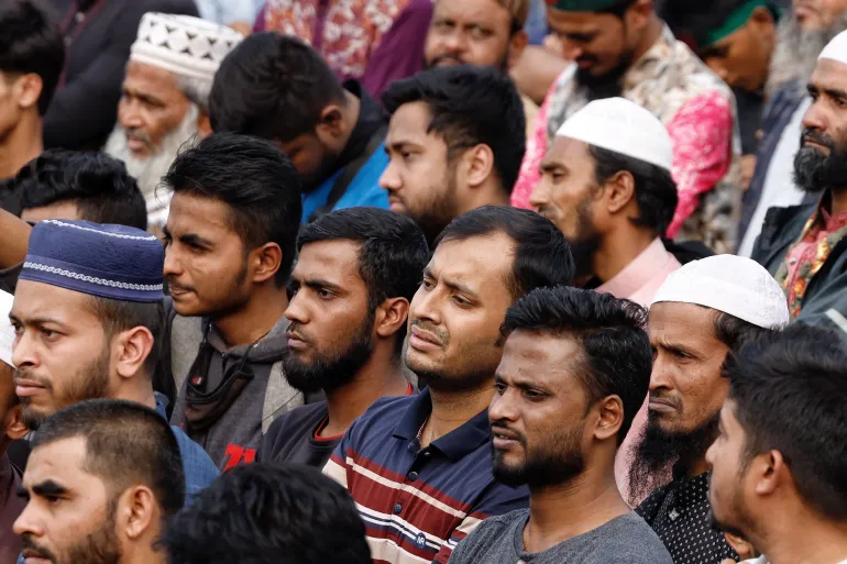 La gente piange mentre si unisce alla preghiera funebre per Sharif Osman Hadi, un leader studentesco, morto dopo essere stato colpito alla testa, nell'area dell'edificio del Parlamento di Manik mia Avenue, a Dhaka, Bangladesh, il 20 dicembre 2025. REUTERS/Mohammad Ponir Hossain