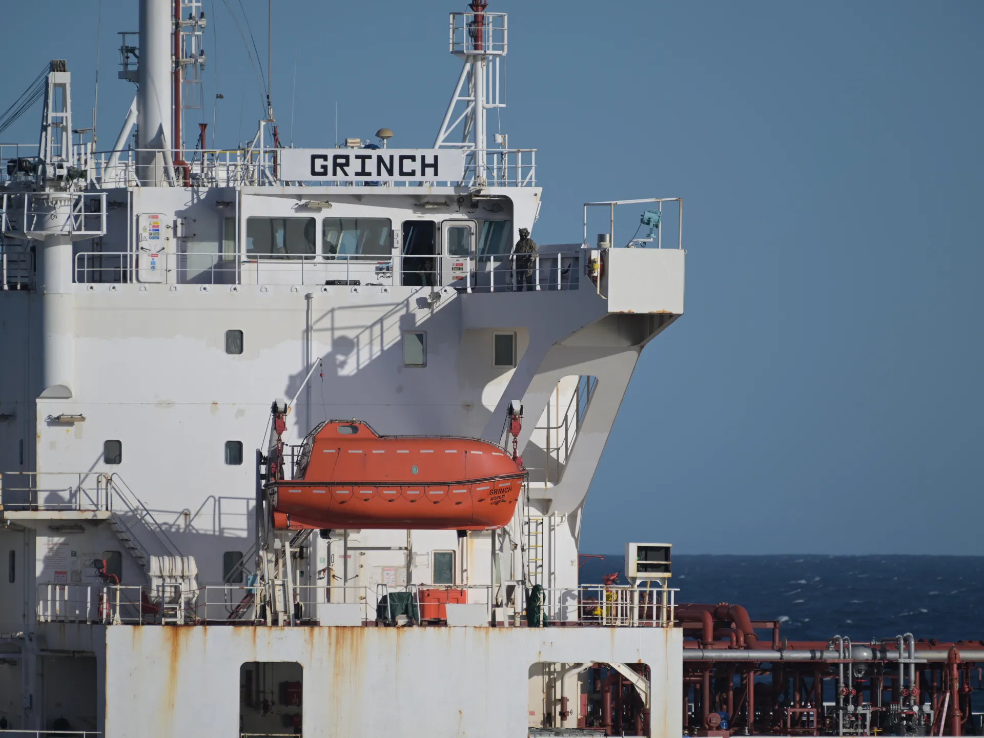 La petroliera russa della "flotta ombra" viene dirottata nel porto francese dalle forze navali