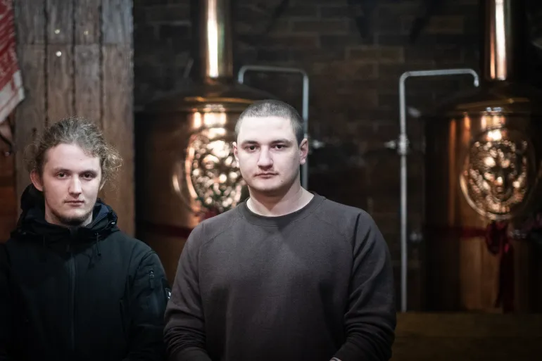 Maxim Fomin (al centro) ha detto di aver firmato per combattere per il suo paese [Nils Adler/Oltre La Linea]