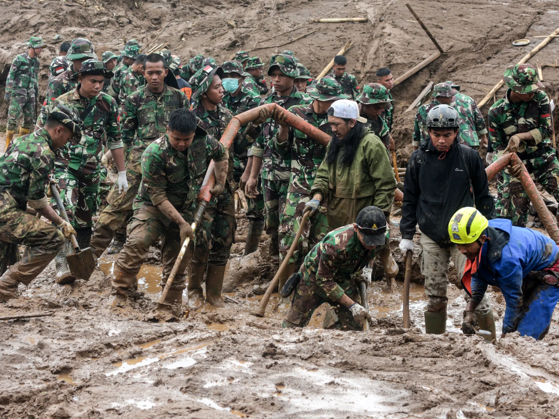 Il bilancio delle vittime della frana in Indonesia sale a 17 mentre decine rimangono dispersi
