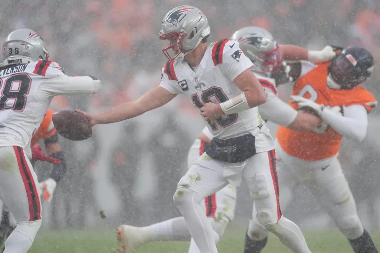 Il quarterback dei New England Patriots Drake Maye (10) affronta i Denver Broncos durante la seconda metà della partita di football NFL del campionato AFC, domenica 25 gennaio 2026, a Denver. (AP Photo/David Zalubowski)