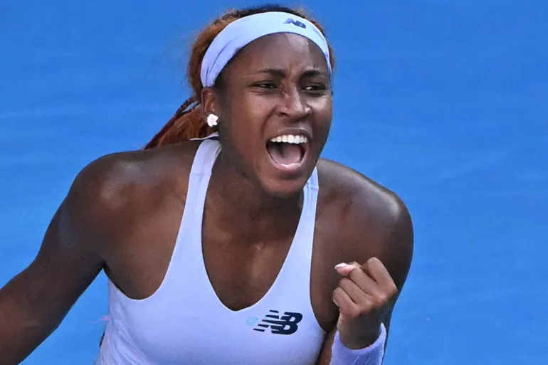 Coco Gauff degli Stati Uniti festeggia battendo Karolina Muchova della Repubblica Ceca nella partita del singolare femminile l'ottavo giorno del torneo di tennis Australian Open a Melbourne il 25 gennaio 2026. (Foto di WILLIAM WEST / AFP) / -- IMMAGINE RISERVATA ALL'USO EDITORIALE - STRETTAMENTE NON PER USO COMMERCIALE --