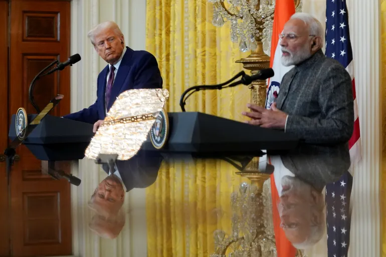 Il presidente degli Stati Uniti Donald Trump e il primo ministro indiano Narendra modi sono raffigurati in uno specchio mentre partecipano a una conferenza stampa congiunta alla Casa Bianca a Washington, DC, USA, il 13 febbraio 2025. REUTERS/Nathan Howard