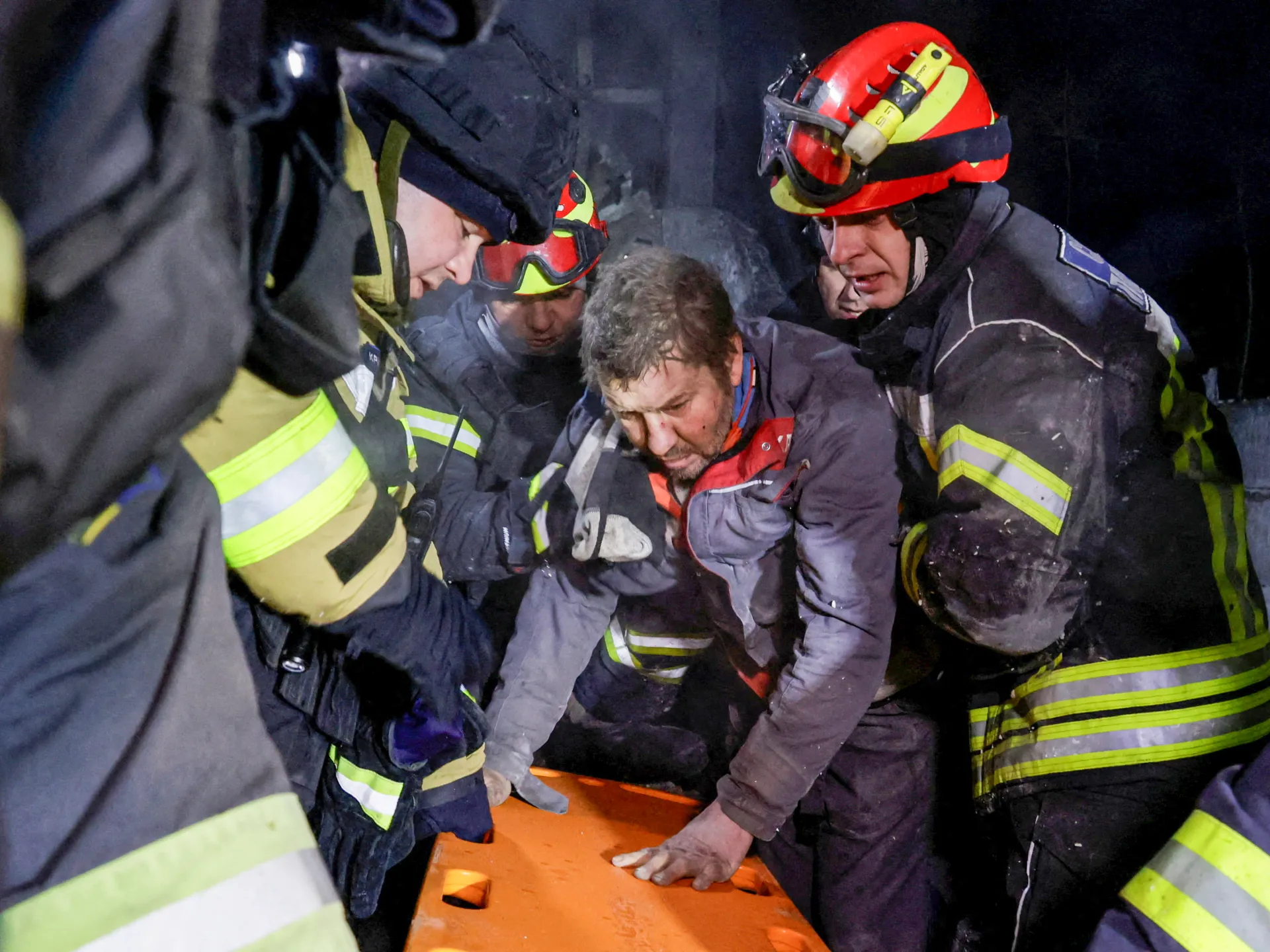 Attacco di droni russi uccide 4 persone a Kharkiv in Ucraina mentre la pace rimane sfuggente