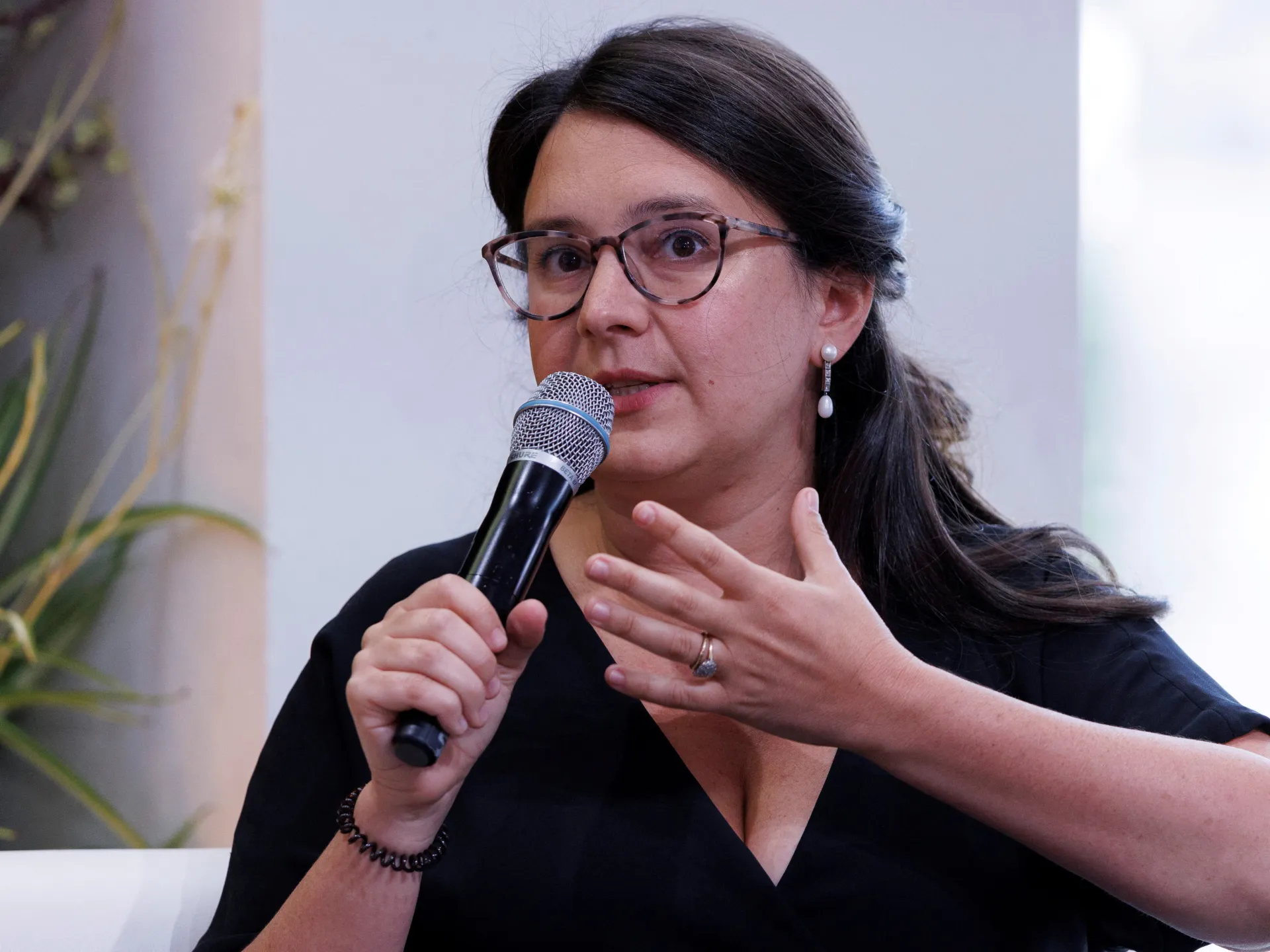 Bari Weiss di CBS News svela una nuova strategia tra reazioni negative e ritardi di spettatori