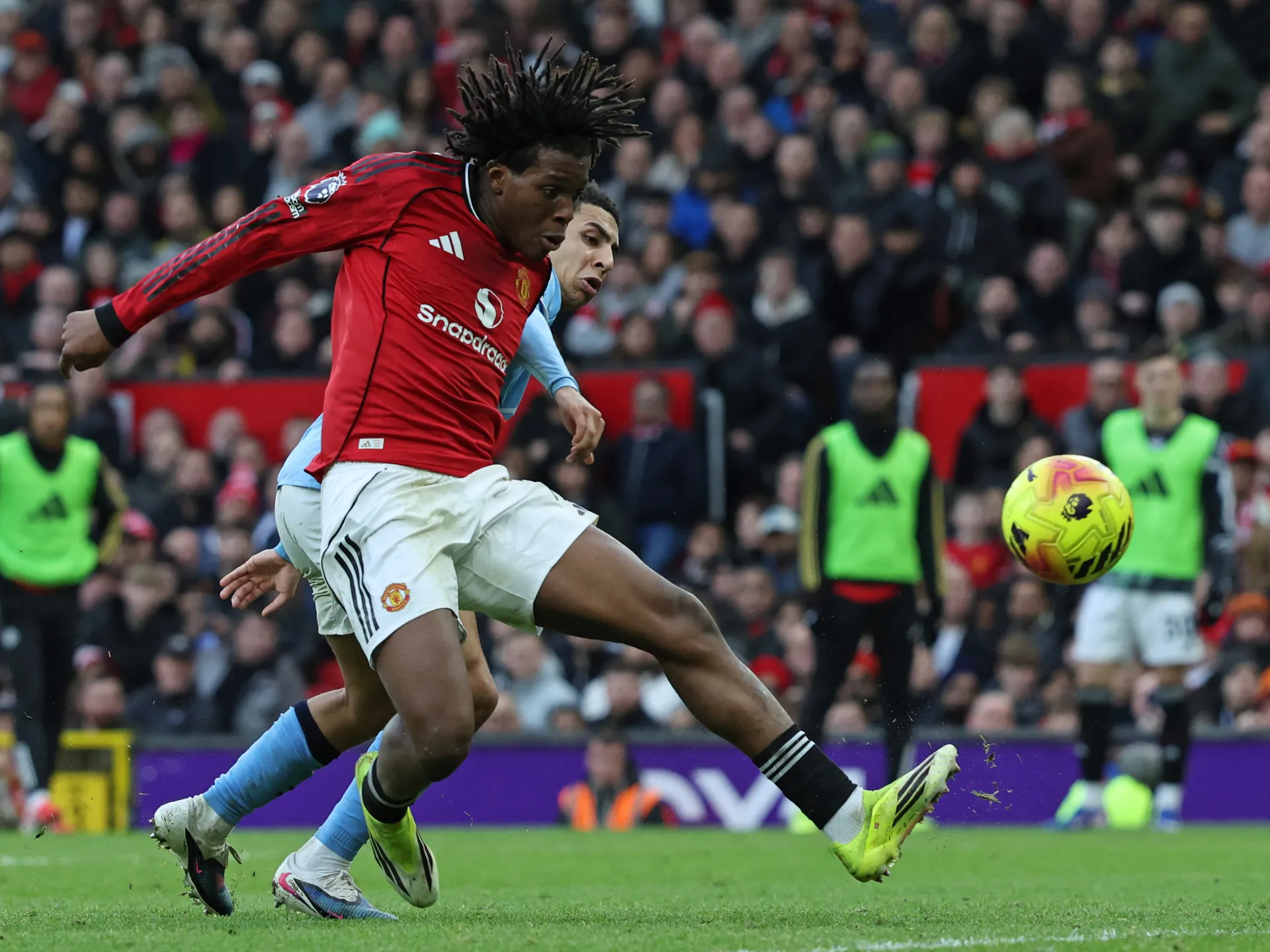 Carrick parte alla perfezione quando lo United batte il City 2-0 nel derby di Manchester