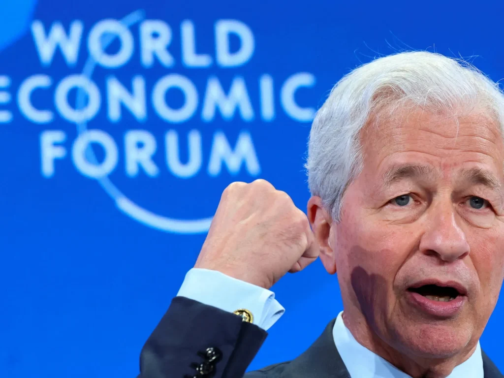 Dimon di JPMorgan definisce i limiti sui tassi di interesse delle carte di credito un “disastro economico”