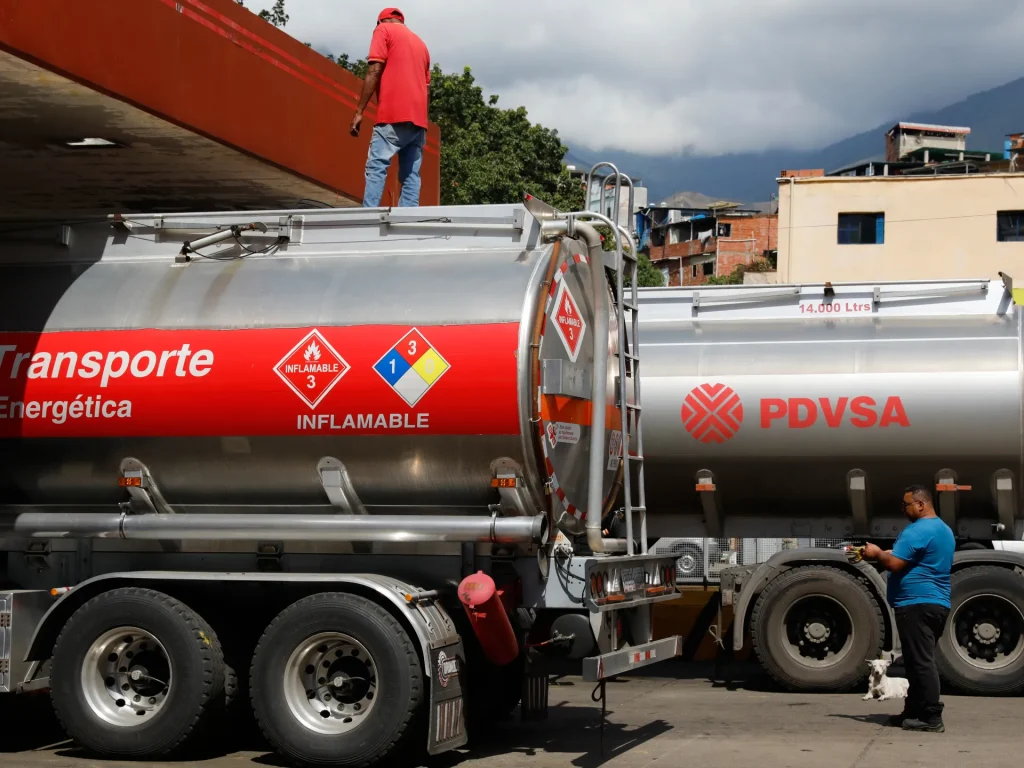 Grandi e piccole compagnie petrolifere convocate per un incontro con Trump sul petrolio venezuelano