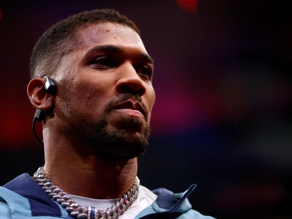 Il pugile Anthony Joshua torna nel Regno Unito dopo un incidente automobilistico mortale in Nigeria