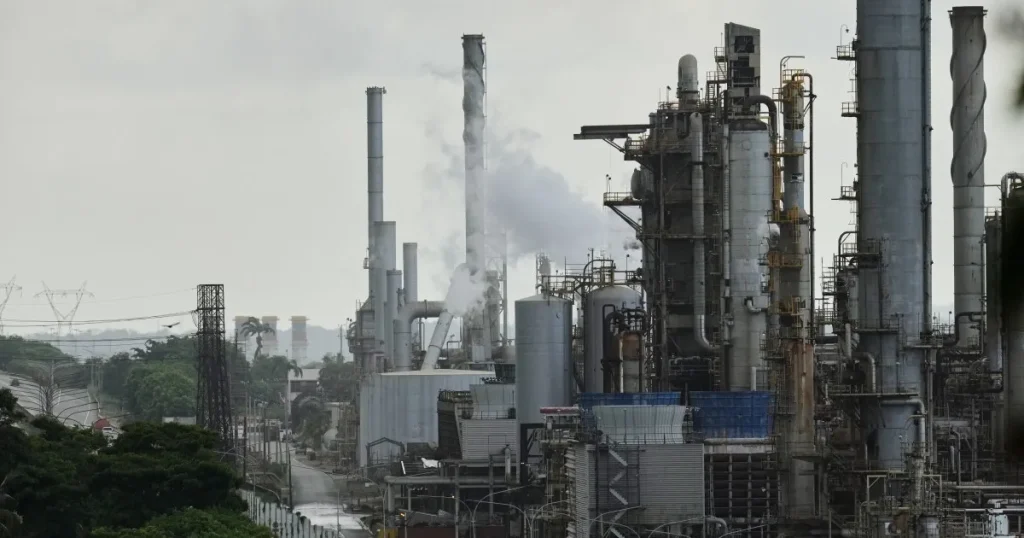 Il tentativo di Trump di requisire il settore petrolifero venezuelano deve affrontare ostacoli, dicono gli esperti