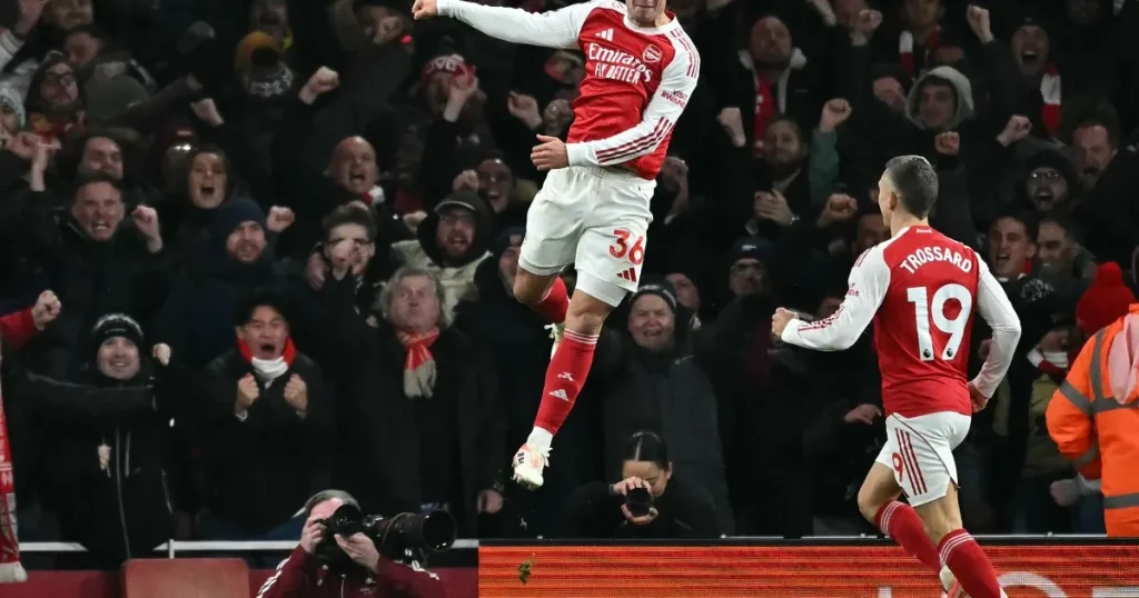 L'Arsenal schiaccia l'Aston Villa in Premier League; I lupi tengono il Man United