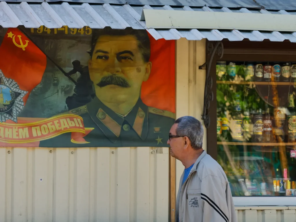 La Russia trasforma il Donbass occupato in “un’enorme base militare per spaventare l’Europa”