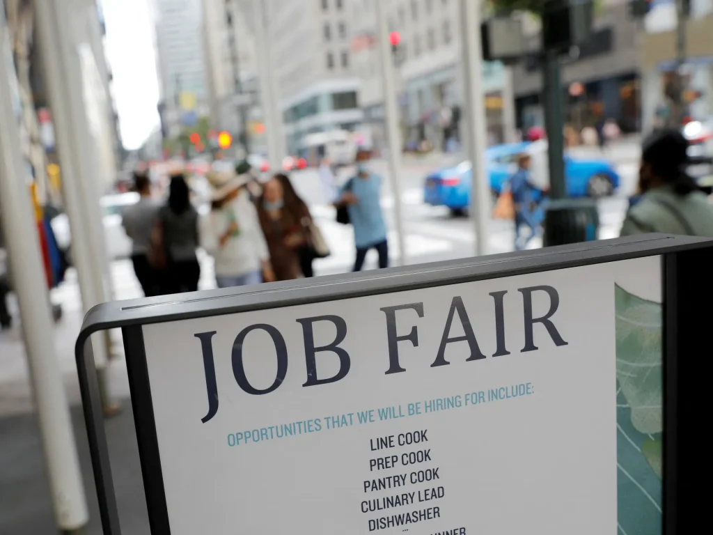 Le richieste di disoccupazione negli Stati Uniti rallentano nell’ultima settimana del 2025 in un mercato del lavoro debole
