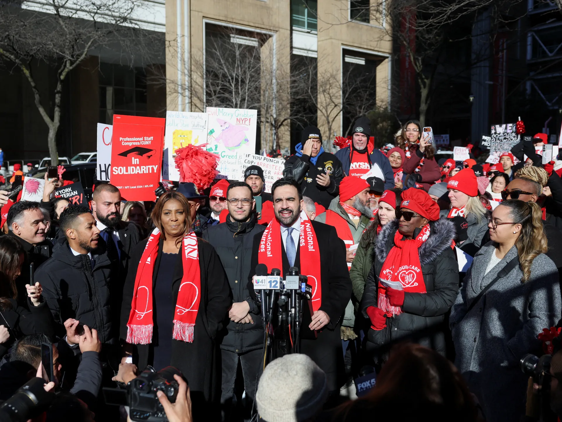 Migliaia di infermieri scioperano a New York