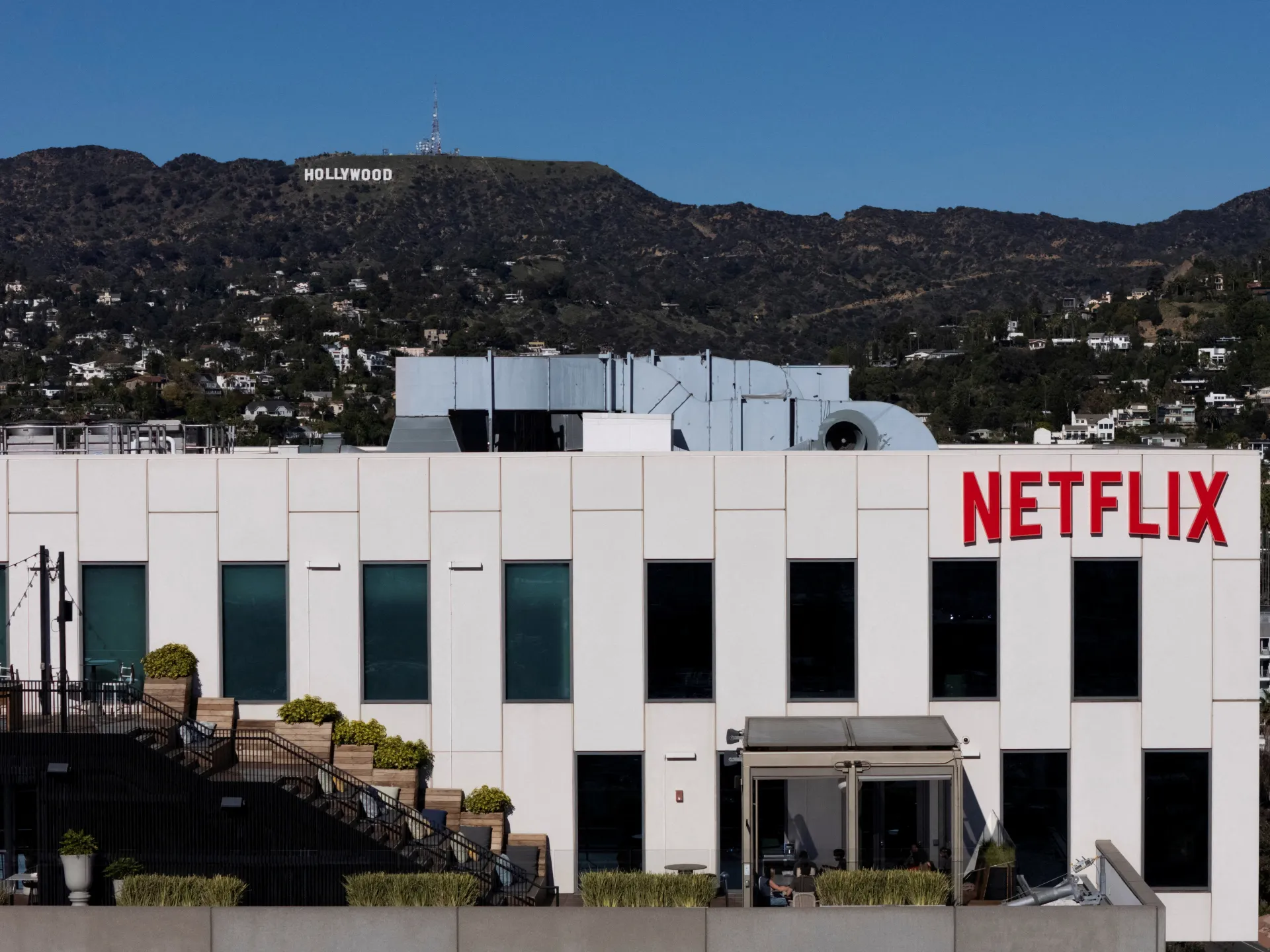 Netflix cambia la sua offerta della Warner Bros. in un accordo interamente in contanti per sedare la Paramount