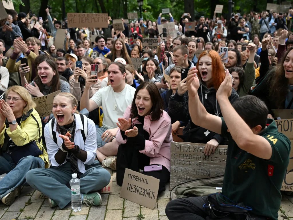 “Un processo non facile”: in che modo l’Ucraina e Zelenskyj stanno affrontando la corruzione?