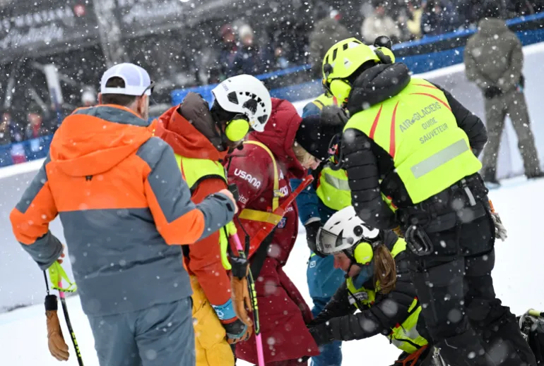 Lindsey Vonn degli Stati Uniti prima di essere trasportata in aereo all'ospedale 