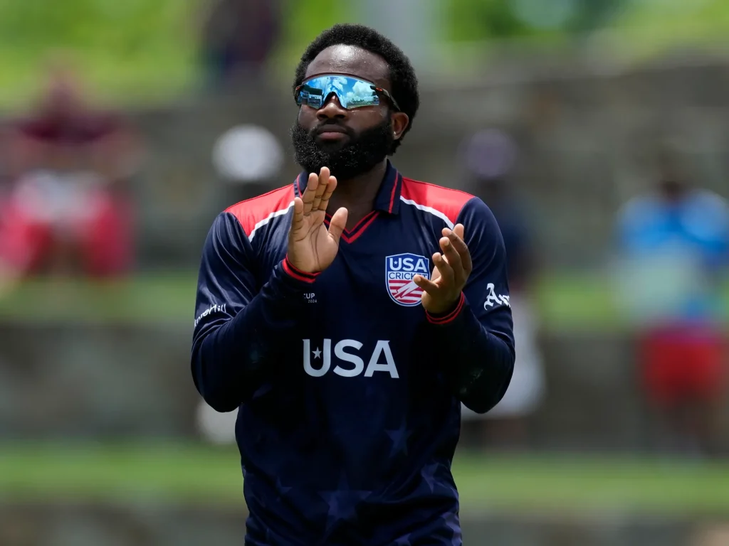 L'eroe americano della Coppa del mondo di cricket Jones è stato sospeso per molteplici accuse di corruzione
