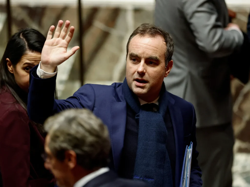La Francia adotta il bilancio 2026 dopo il fallimento di due voti di sfiducia