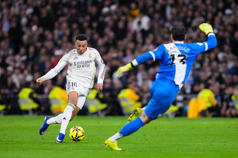 Kylian Mbappe del Real Madrid tenta un tiro accanto al portiere del Rayo Augusto Batalla durante la partita di calcio della Liga spagnola tra Real Madrid e Rayo Vallecano a Madrid, Spagna, domenica 1 febbraio 2026. (AP Photo/Manu Fernandez)