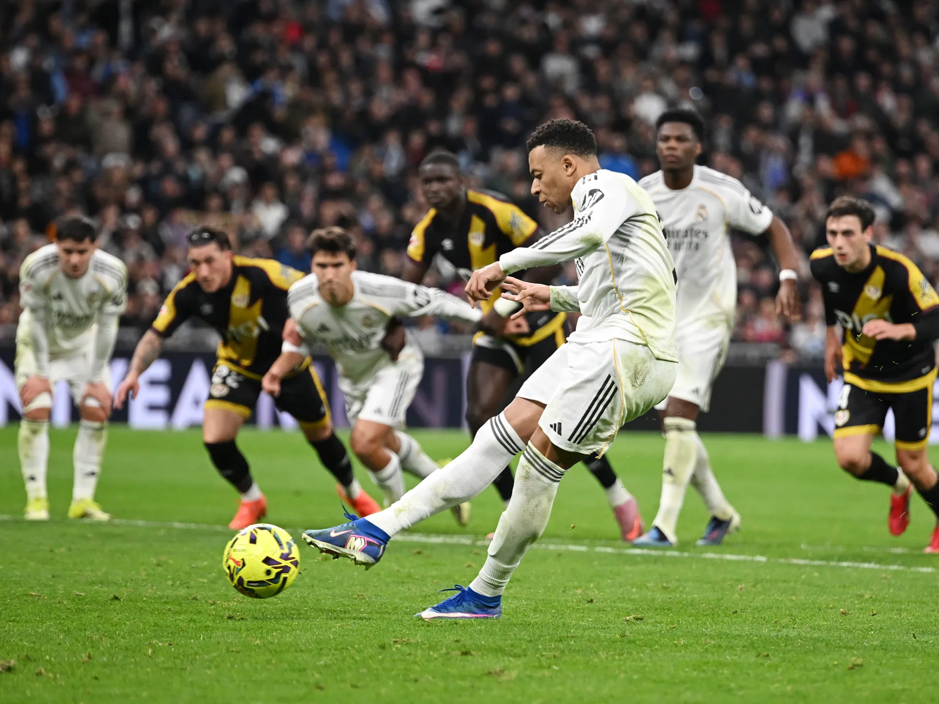 Il rigore nel finale di Mbappe regala al Real Madrid la vittoria per 2-1 sul Rayo Vallecano