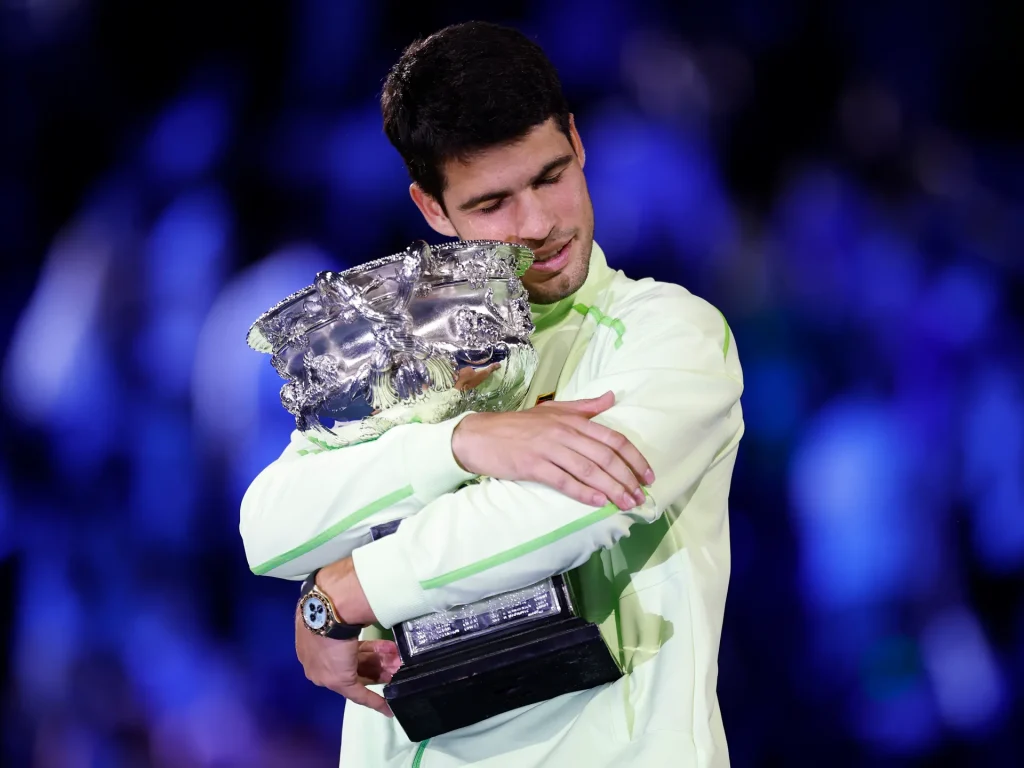 Alcaraz batte Djokovic e vince gli Australian Open, completa lo Slam in carriera