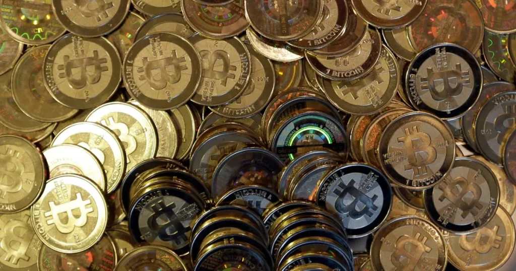 Il crollo del Bitcoin continua, cancellando i guadagni dall'elezione di Trump