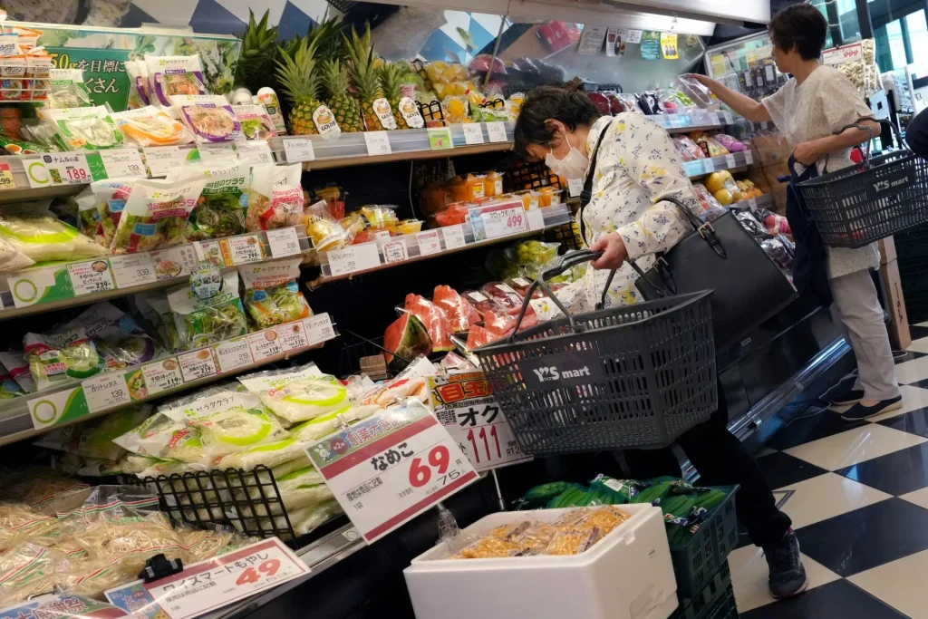 Nelle elezioni giapponesi, gli elettori sperano in un sollievo dall'aumento dei prezzi