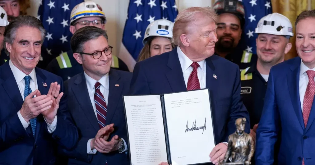 Trump ordina al Pentagono di acquistare elettricità generata dal carbone